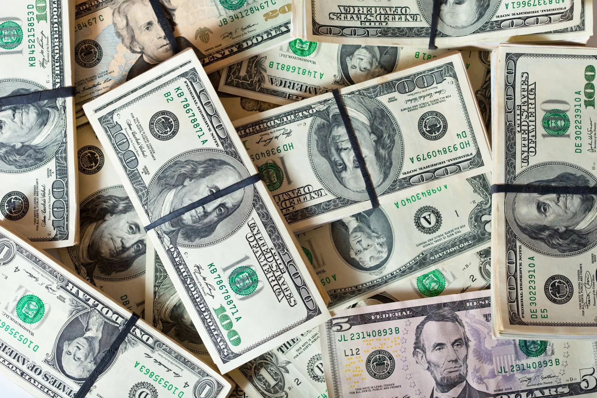 Dólar sobe para R$ 5,18 enquanto Ibovespa apresenta queda