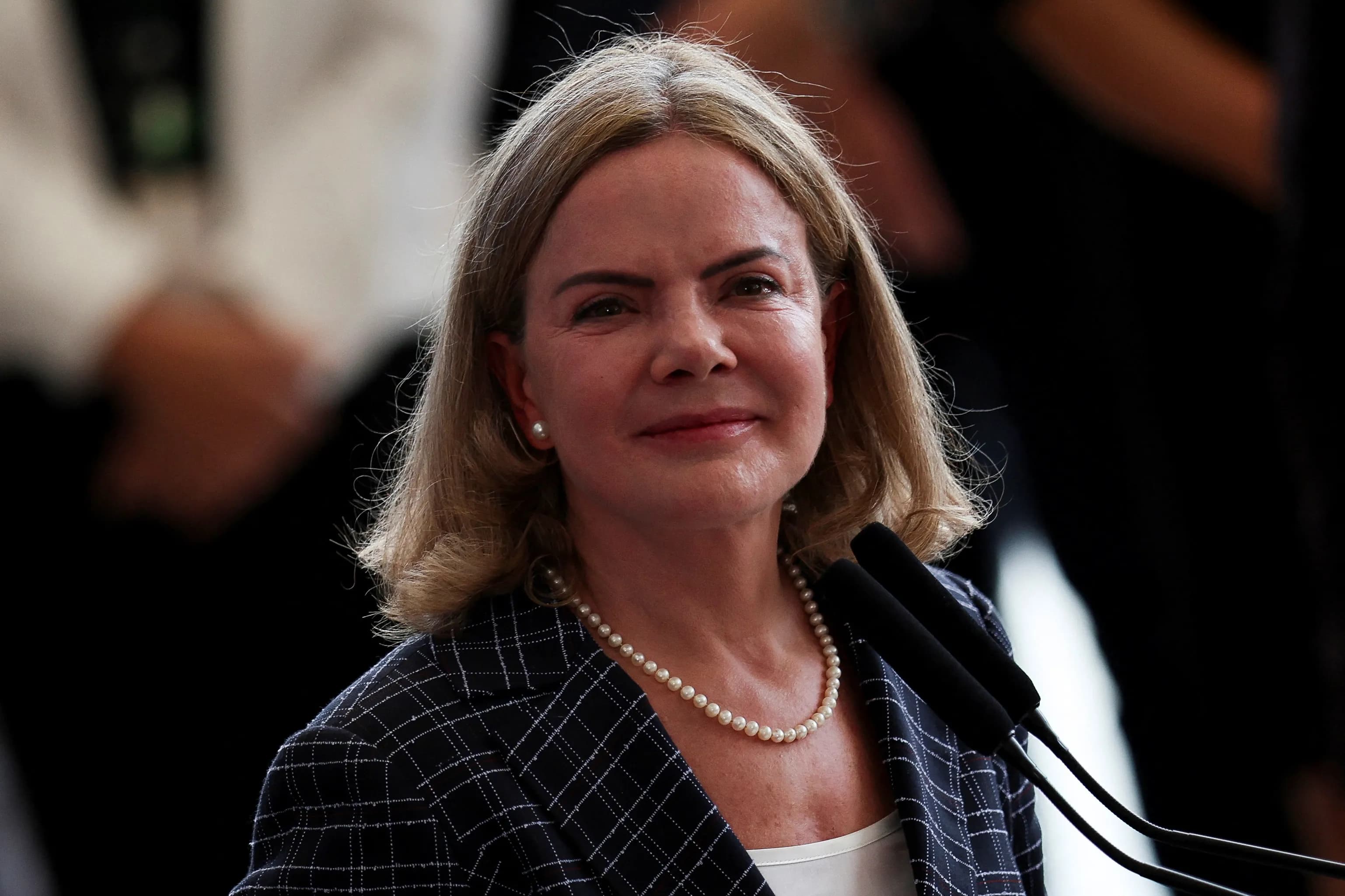 Gleisi Hoffmann aciona TSE contra postagens sobre o fim do voto feminino